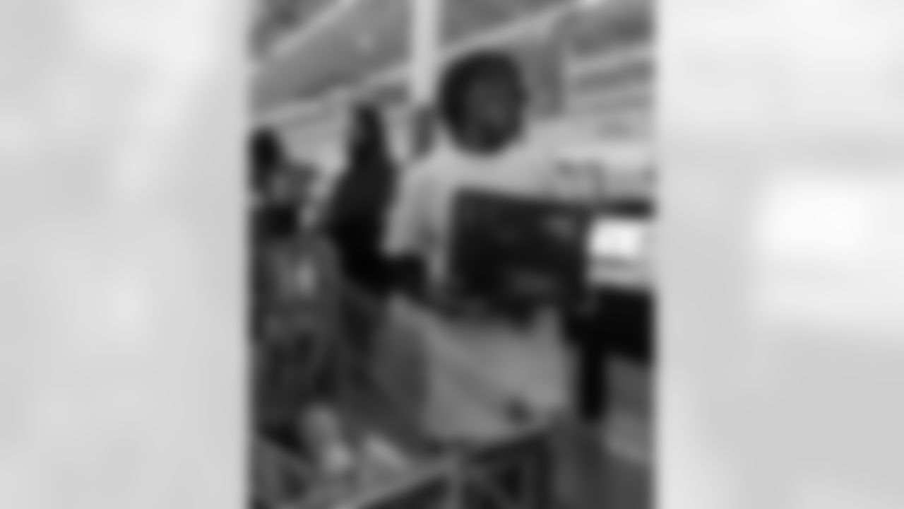 New Orleans Saints safety Justin Reid teamed up with Heroes of New Orleans for their annual holiday blitz shopping spree on Monday, Dec. 15, 2025.