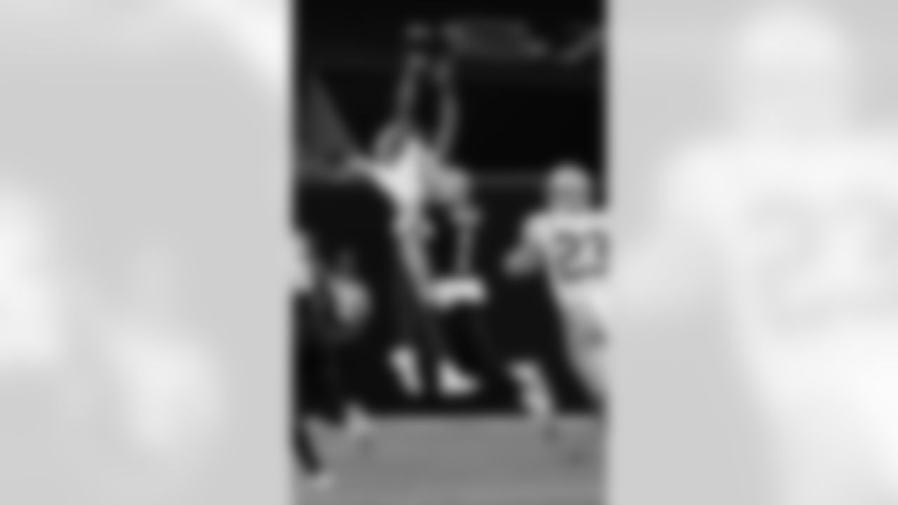 CB Alontae Taylor (1) breaks up a pass during the New Orleans Saints game against the San Francisco 49ers for Week 2 of the 2025 NFL season on Sept. 14, 2025 at Caesars Superdome.