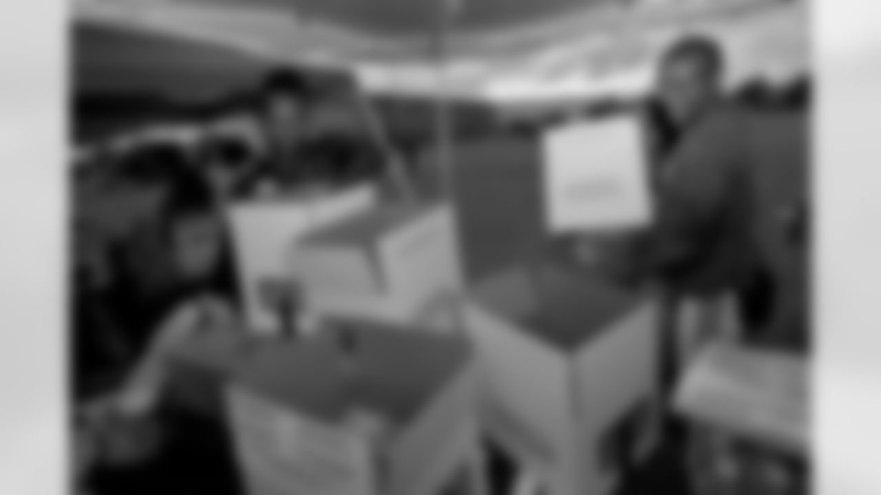 New Orleans Saints linebacker Demario Davis and his Devoted Dreamers Foundation team up with 18th Ward and Clover for a food drive to help fight hunger in the New Orleans area. Demario and his wife Tamela joined volunteers at the park at Duplessis and Foy Streets to accept canned goods, non-perishables, and toiletries to help families in need on Monday, Nov. 24, 2025. (Michael DeMocker/ New Orleans Saints)