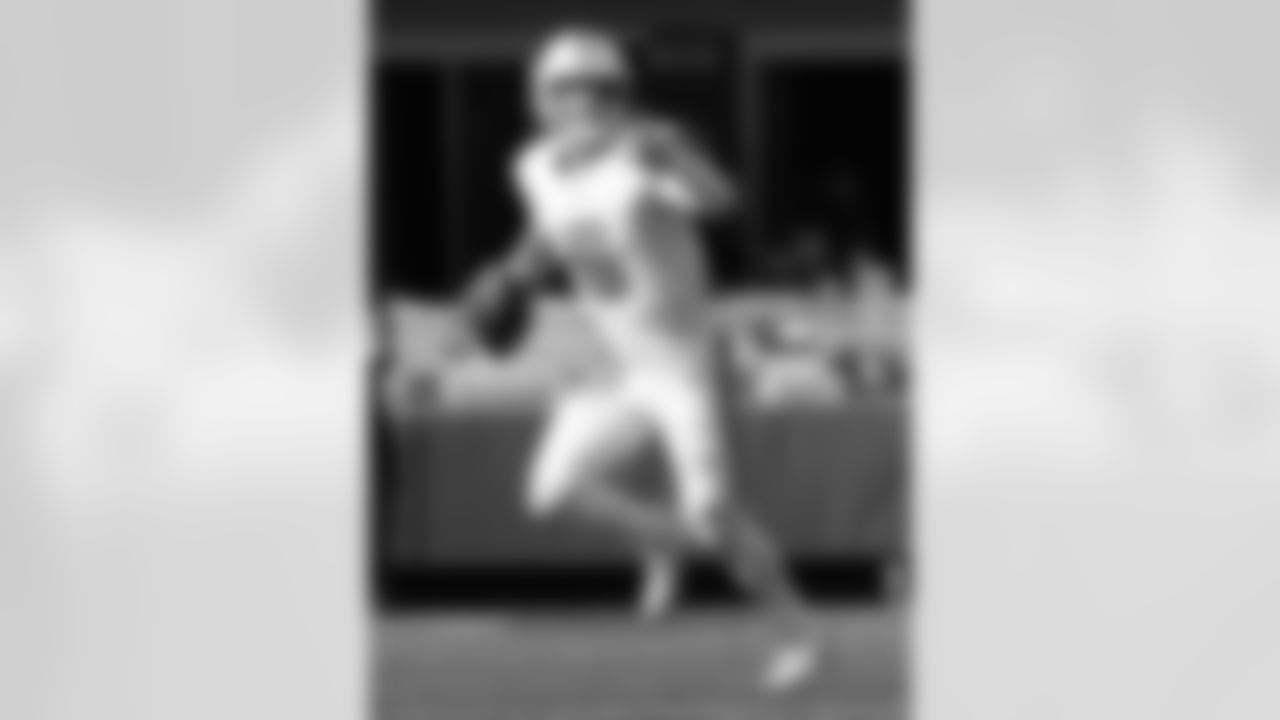 QB Tyler Shough (6) signals during the New Orleans Saints game against the Carolina Panthers for Week 15 of the 2025 NFL season on Dec. 14, 2025 at the Caesars Superdome.