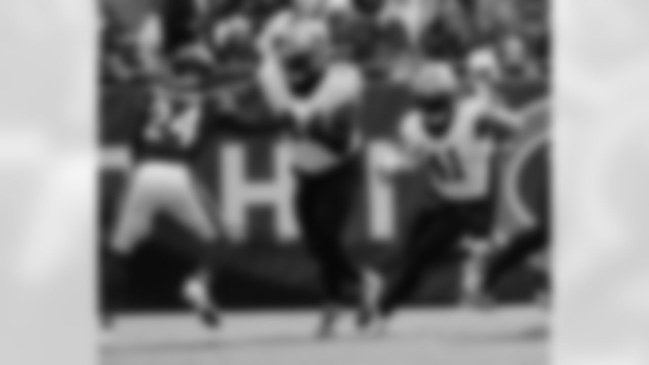 LB Alvin Kamara (41) carries during the New Orleans Saints game against the Chicago Bears for Week 7 of the 2025 NFL season on Oct. 19, 2025 at Soldier Field.