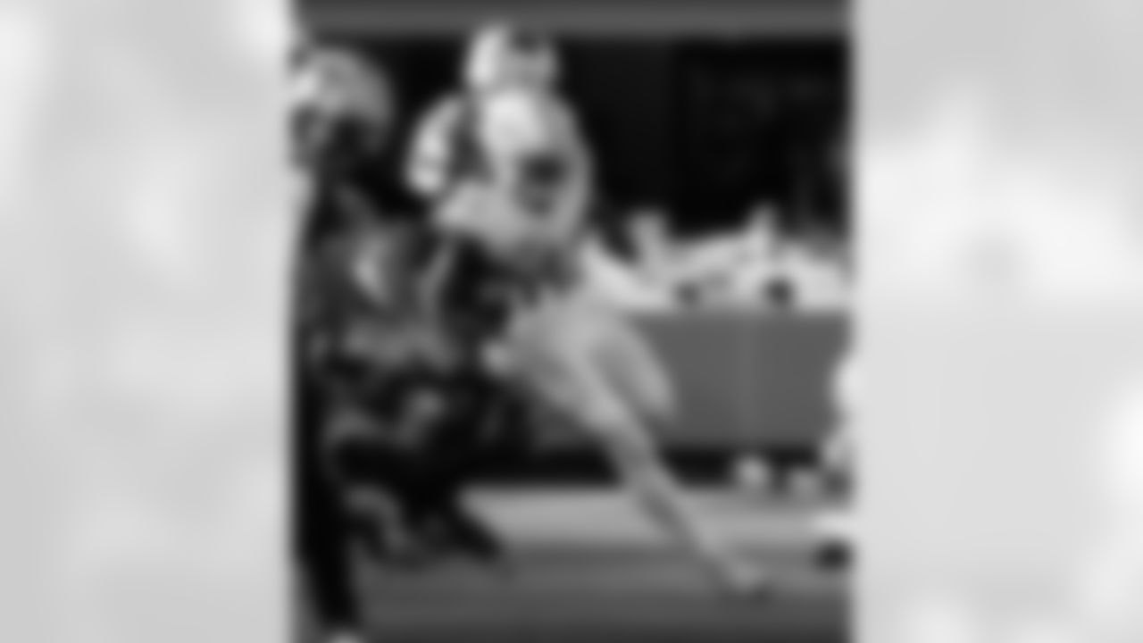 LB Alvin Kamara (41) runs during the New Orleans Saints game against the Carolina Panthers for Week 10 of the 2025 NFL season on Nov. 9, 2025 at Bank of America  Stadium.