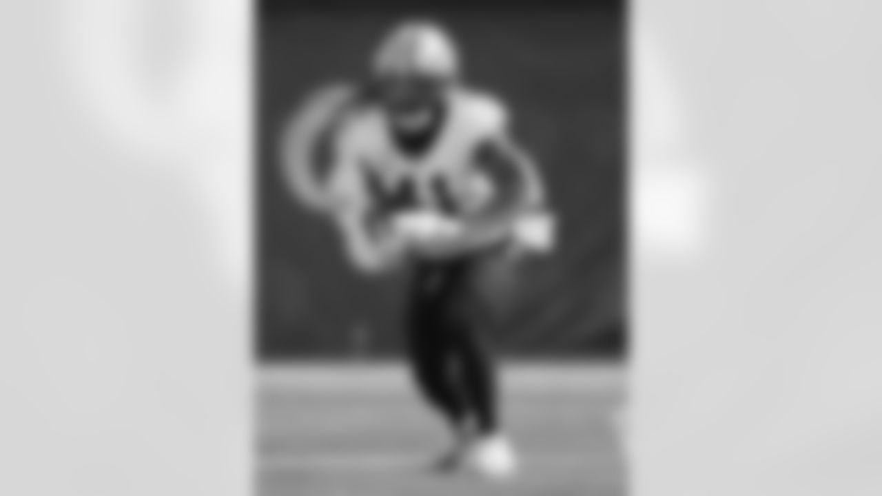 LB Alvin Kamara (41) prepares to run with the ball during the New Orleans Saints game against the Los Angeles Rams for Week 9 of the 2025 NFL season on Nov. 2, 2025 at SoFi Stadium.