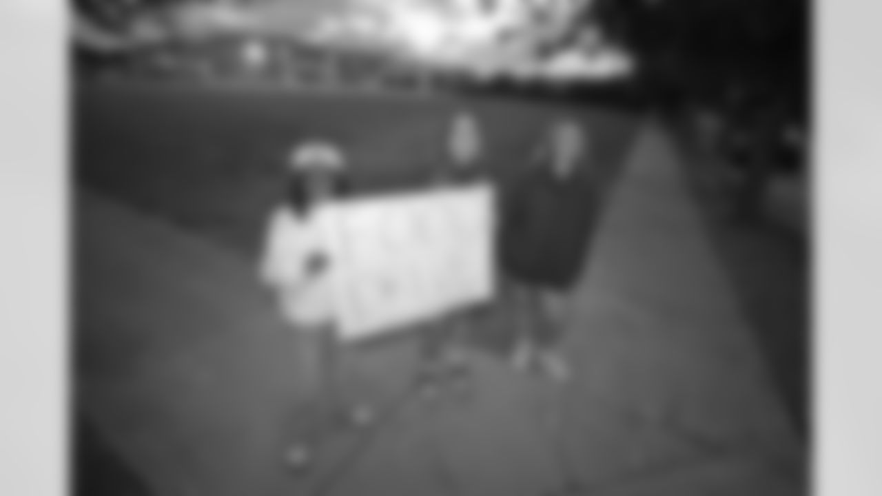 New Orleans Saints linebacker Demario Davis and his Devoted Dreamers Foundation team up with 18th Ward and Clover for a food drive to help fight hunger in the New Orleans area. Demario and his wife Tamela joined volunteers at the park at Duplessis and Foy Streets to accept canned goods, non-perishables, and toiletries to help families in need on Monday, Nov. 24, 2025. (Michael DeMocker/ New Orleans Saints)