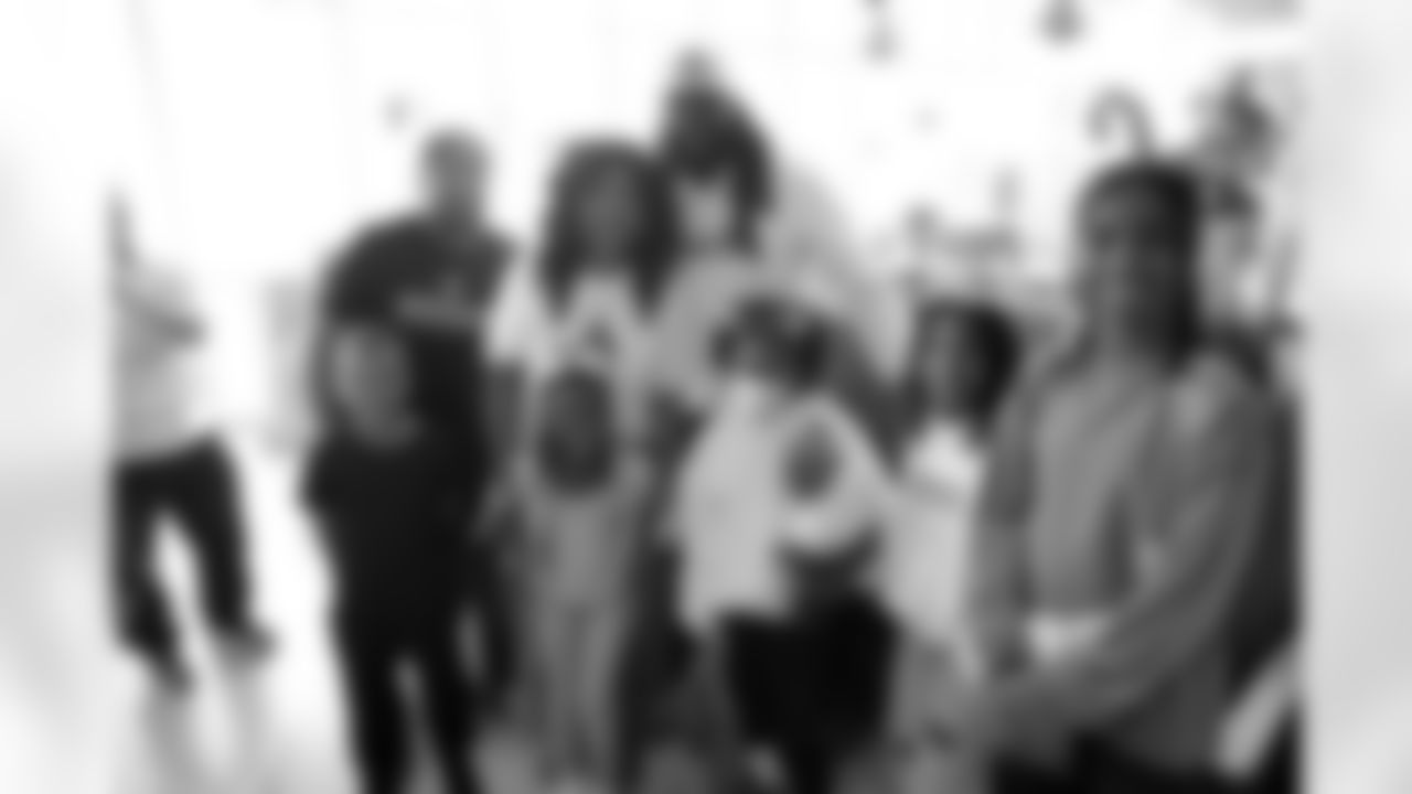 New Orleans Saints linebacker Demario Davis and his family delivered toys and gifts to children receiving care in the Ochsner Children's Pediatric Hematology/Oncology unit on Dec. 22, 2025.