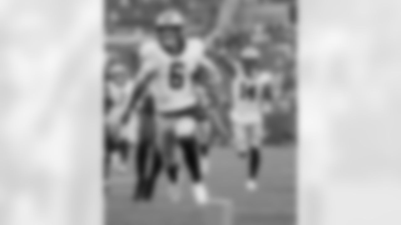 QB Tyler Shough (6) rushes for a touchdown during the New Orleans Saints game against the Tampa Bay Buccaneers for Week 14 of the 2025 NFL season on Dec. 7, 2025 at Raymond James Stadium.