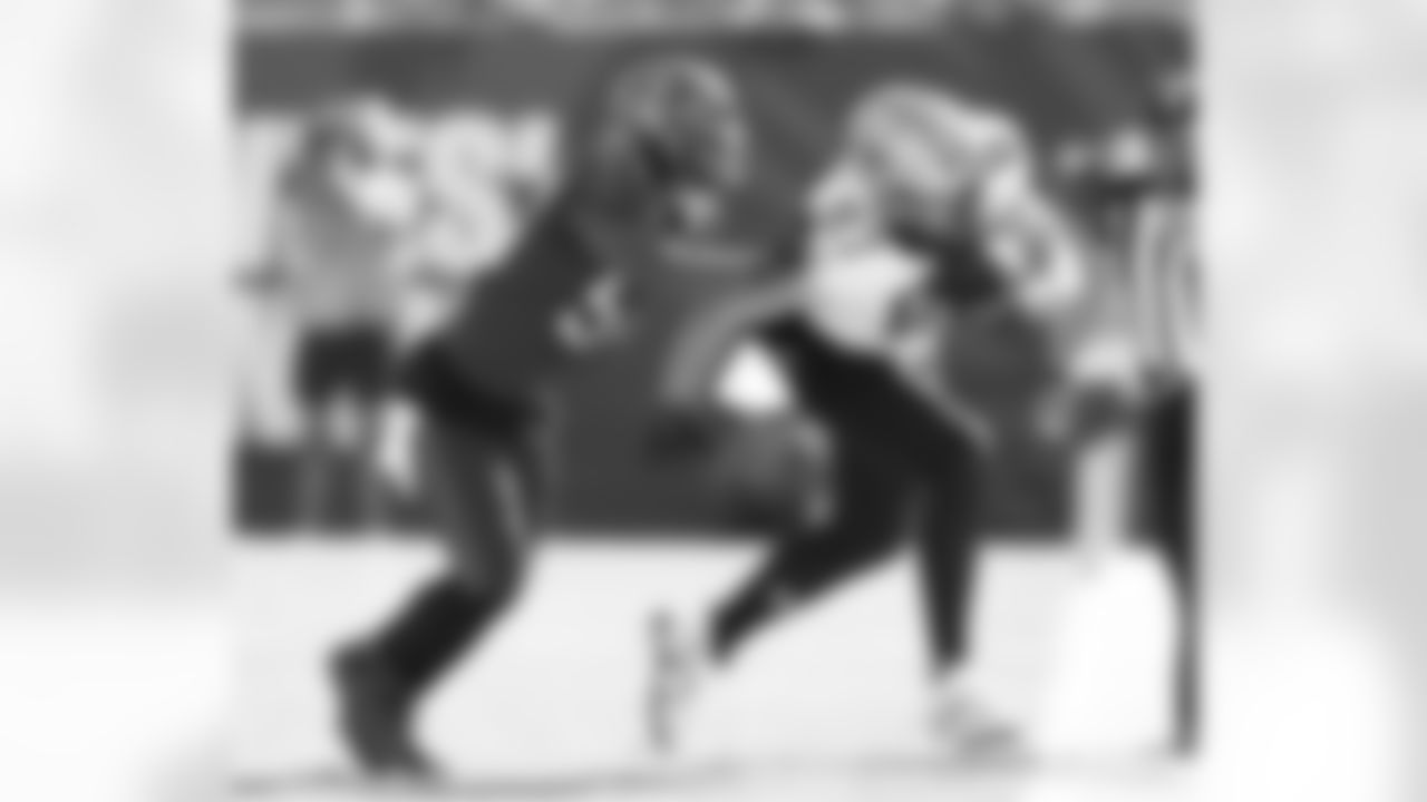TE Foster Moreau (87) runs with the ball during the New Orleans Saints game against the Tampa Bay Buccaneers for Week 18 of the 2024 NFL Season on Jan. 5, 2025 at Raymond James Stadium.