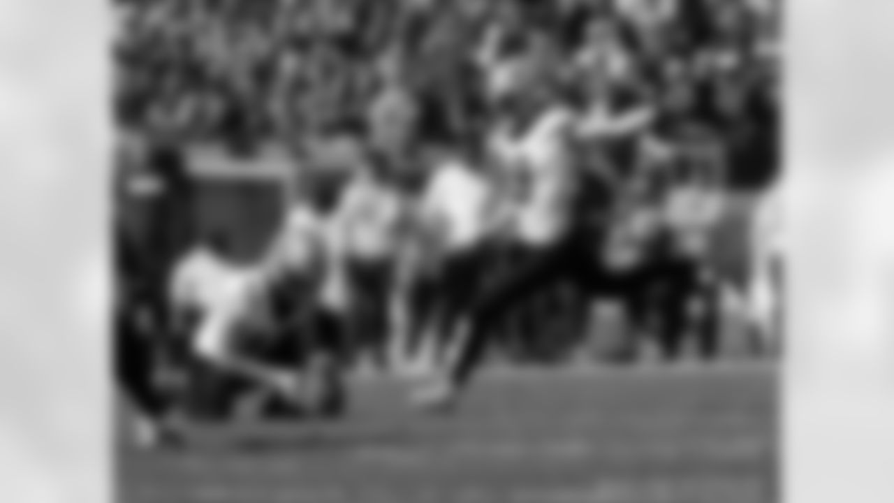 K Blake Grupe (19) kicks a field goal during the New Orleans Saints game against the Tampa Bay Buccaneers for Week 18 of the 2024 NFL Season on Jan. 5, 2025 at Raymond James Stadium.