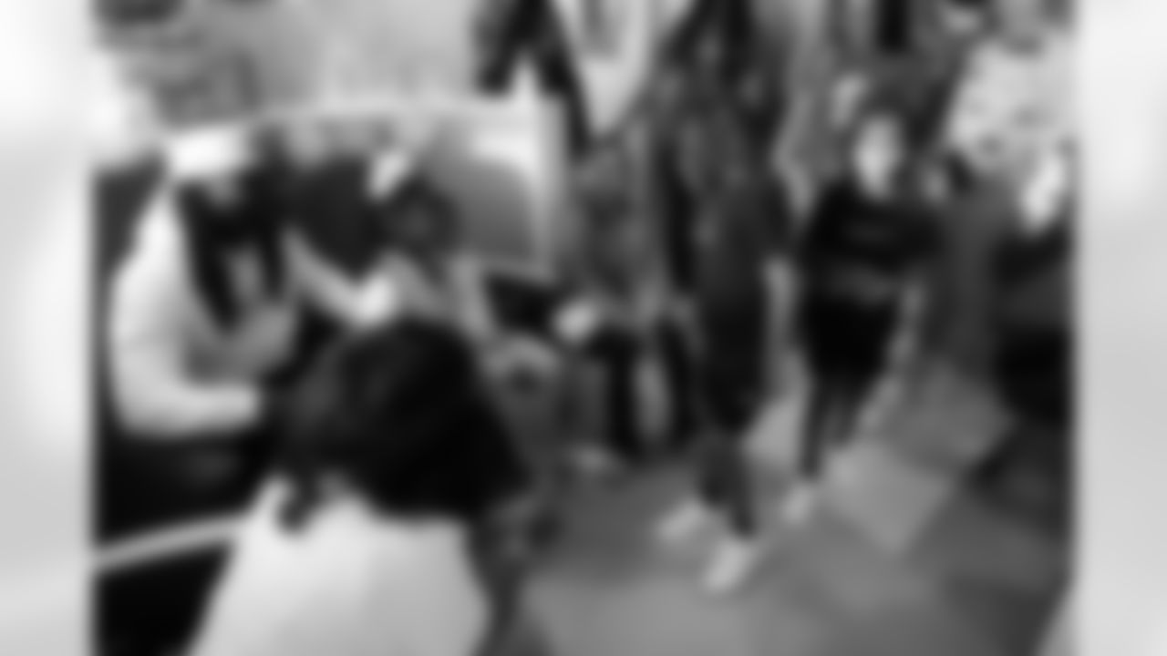 New Orleans Saints linebacker Demario Davis and his family delivered toys and gifts to children receiving care in the Ochsner Children's Pediatric Hematology/Oncology unit on Dec. 22, 2025.