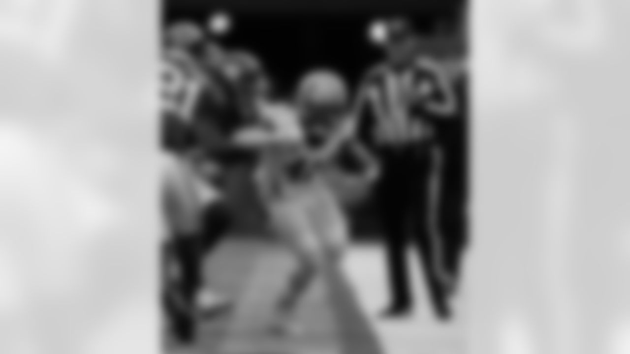 RB Alvin Kamara (41) runs with the ball during the New Orleans Saints game against the New York Giants for Week 14 of the 2024 NFL Season on Dec. 8, 2024 at MetLife Stadium.