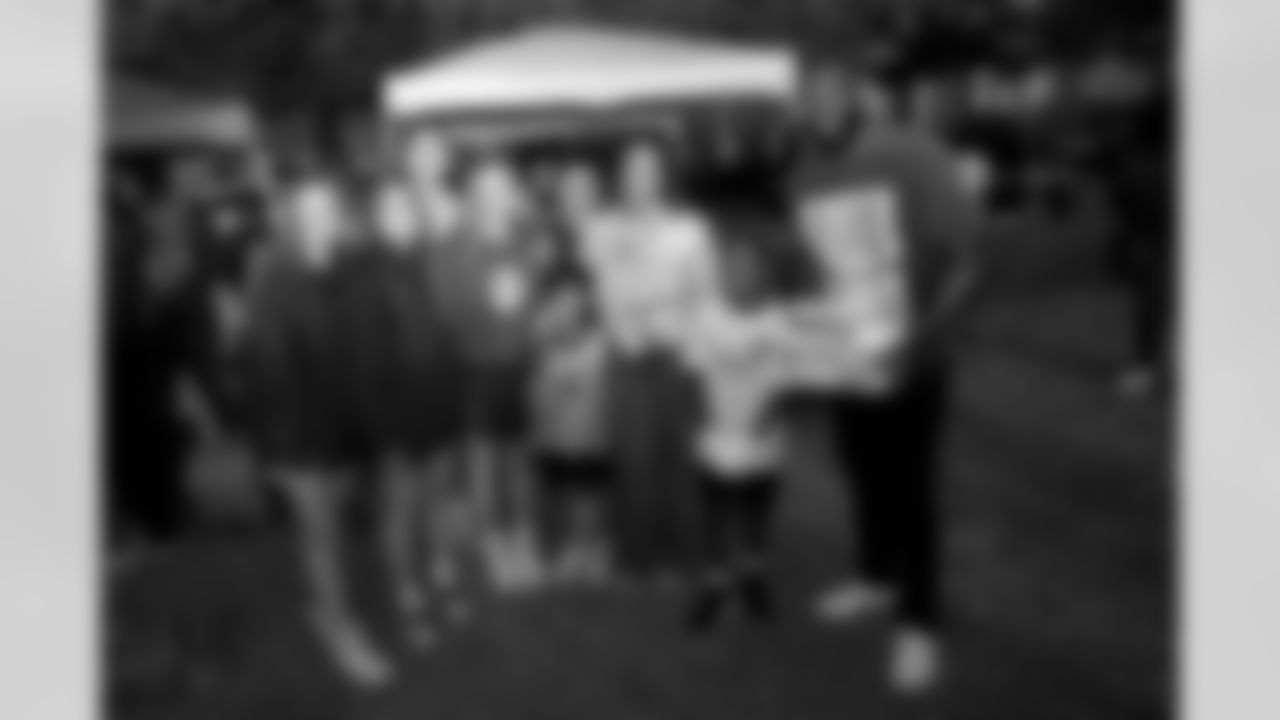 New Orleans Saints linebacker Demario Davis and his Devoted Dreamers Foundation team up with 18th Ward and Clover for a food drive to help fight hunger in the New Orleans area. Demario and his wife Tamela joined volunteers at the park at Duplessis and Foy Streets to accept canned goods, non-perishables, and toiletries to help families in need on Monday, Nov. 24, 2025. (Michael DeMocker/ New Orleans Saints)