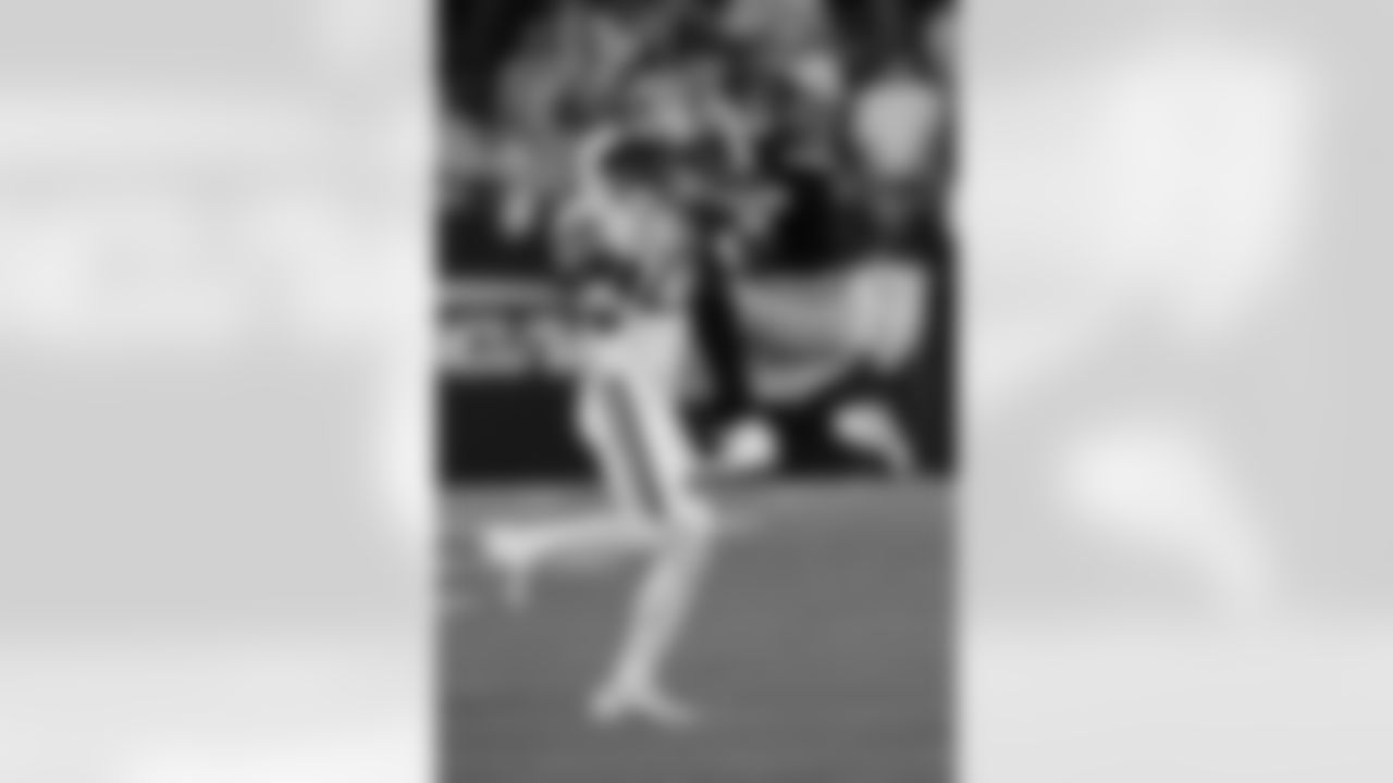 Check out photos of New Orleans Saints 3rd round draft pick Jonas Sanker,safety from Virginia, drafted 93rd overall in the 2025 NFL Draft.