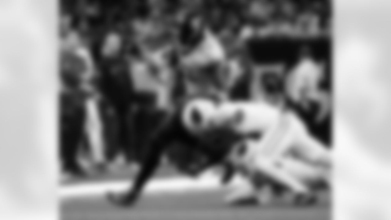 TE Juwan Johnson (83) runs the ball during the New Orleans Saints game against the Arizona Cardinals for Week 1 of the 2025 NFL Season on Sept. 7, 2025 at Caesars Superdome.