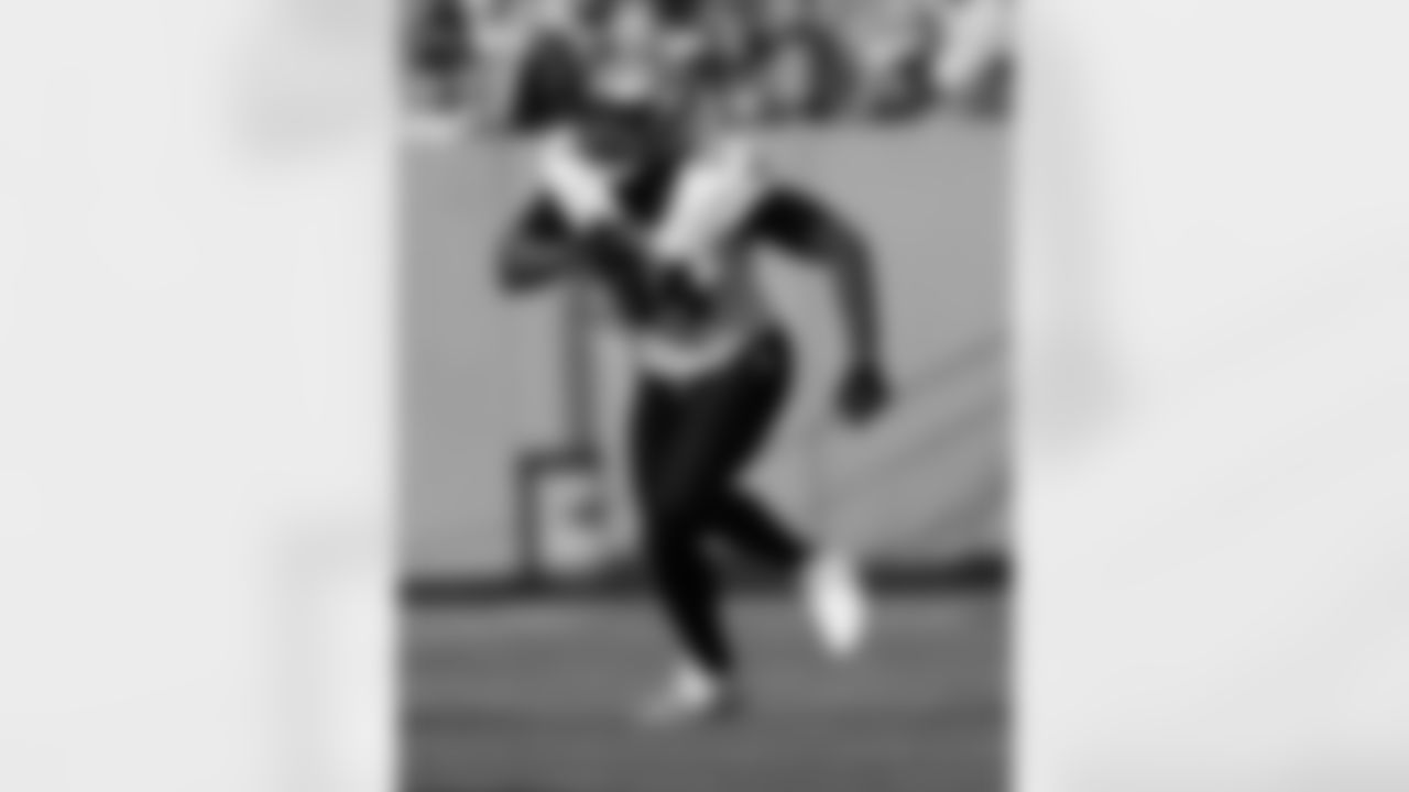 DE Cam Jordan (94) runs during the New Orleans Saints game against the Tennessee Titans for Week 17 of the 2025 NFL season on Dec. 28, 2025 at Nissan Stadium.