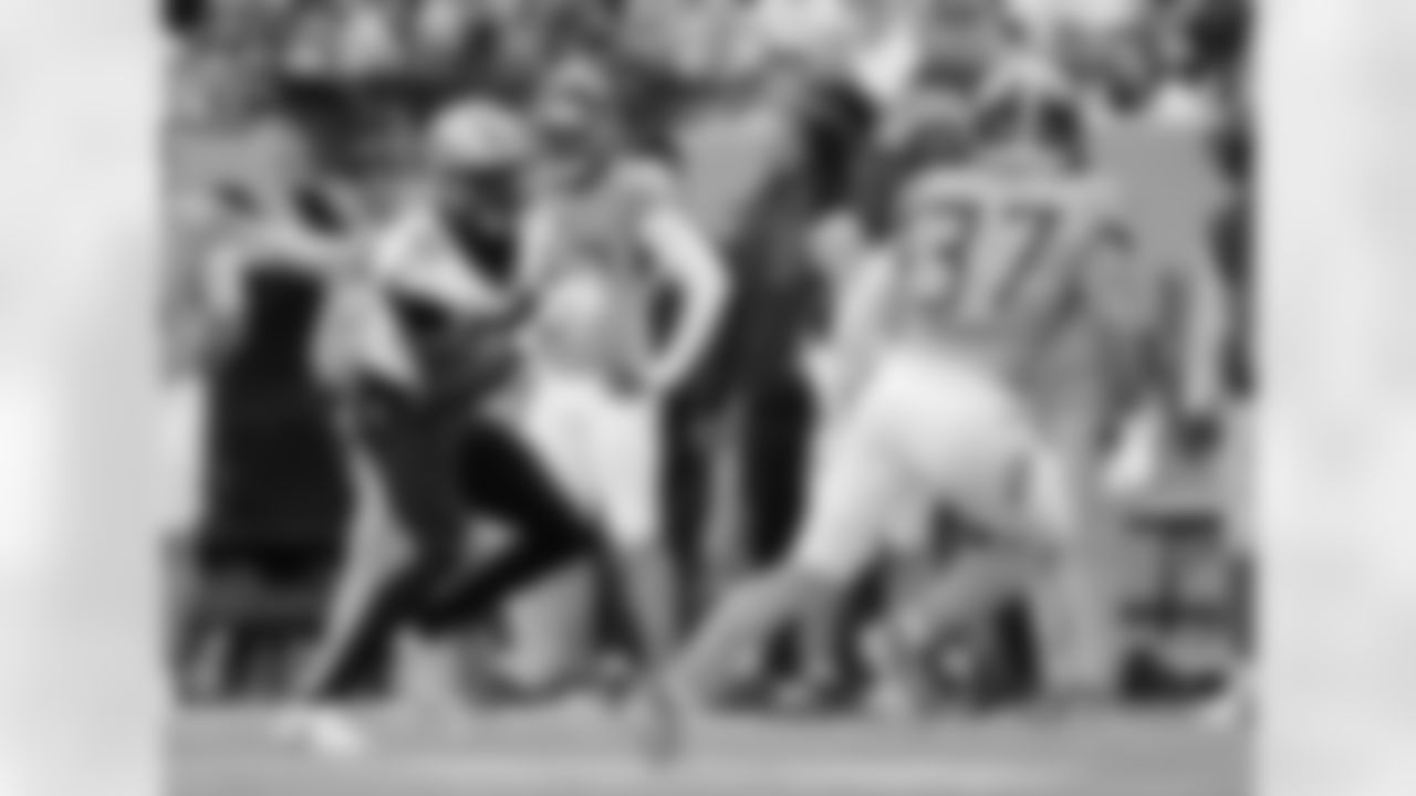 Check out the best photos of the New Orleans offense in their game against the Tennessee Titans for Week 17 of the 2025 NFL season on Dec. 28, 2025 at Nissan Stadium.