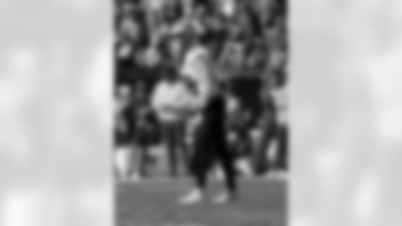 K Blake Grupe (19) kicks a field goal during the New Orleans Saints game against the Tampa Bay Buccaneers for Week 18 of the 2024 NFL Season on Jan. 5, 2025 at Raymond James Stadium.