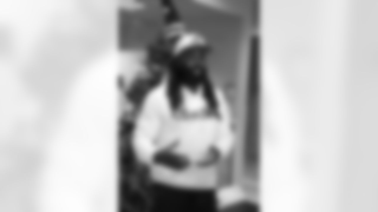 New Orleans Saints linebacker Demario Davis and his family delivered toys and gifts to children receiving care in the Ochsner Children's Pediatric Hematology/Oncology unit on Dec. 22, 2025.