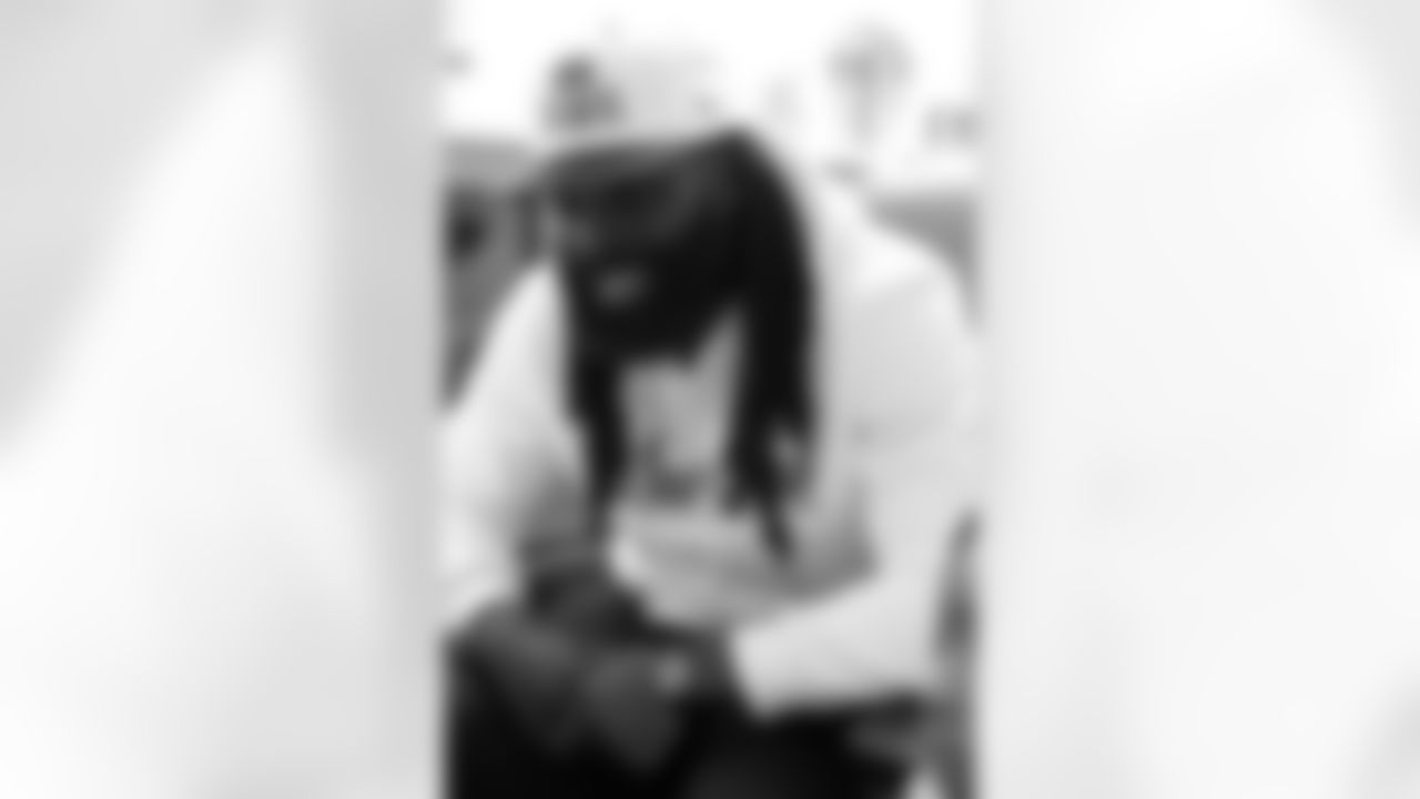 New Orleans Saints linebacker Demario Davis and his family delivered toys and gifts to children receiving care in the Ochsner Children's Pediatric Hematology/Oncology unit on Dec. 22, 2025.