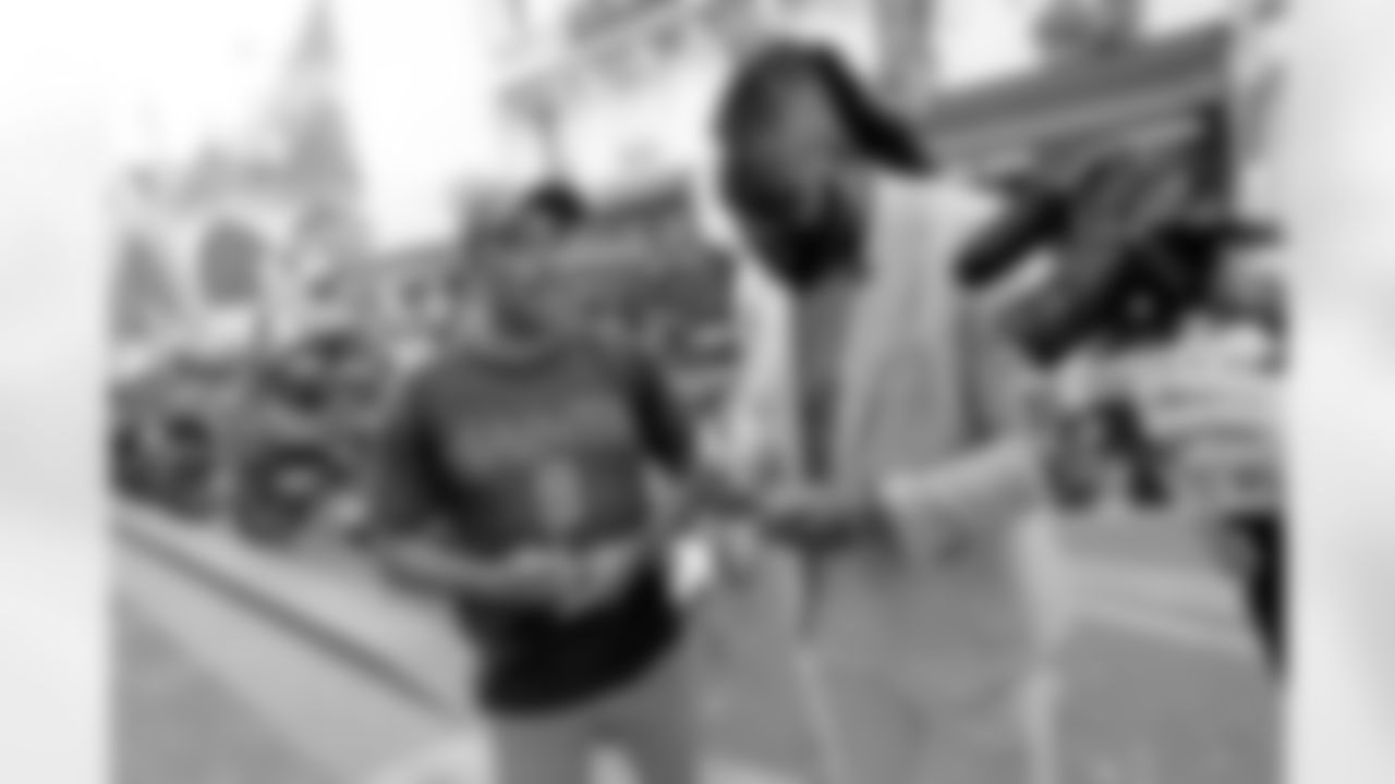 New Orleans Saints linebacker Demario Davis joined local Parisian fans, including our 2025 International Fan of the Year, as well as Paris Musketeers representatives, and FFFA coaches for happy hour at New Orléans Saints Café in in Paris, France on Thursday, July 10, 2025.