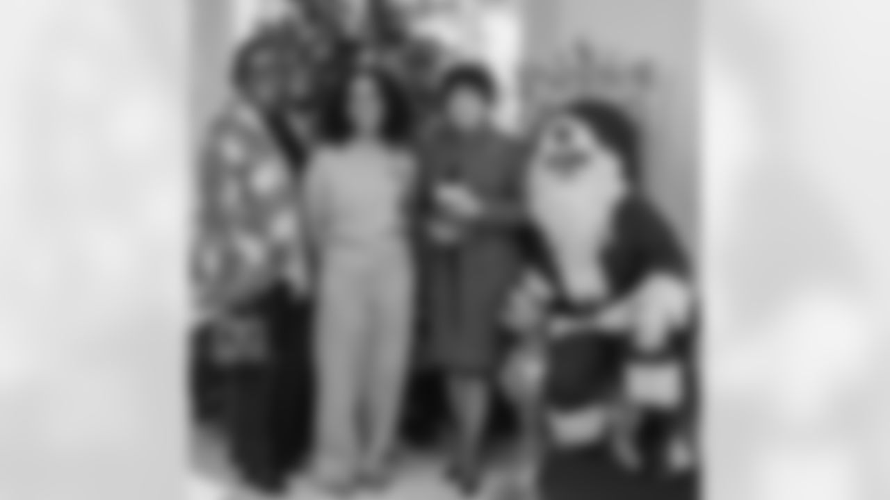 New Orleans Saints owner and New Orleans Pelicans governor Gayle Benson visited United Way with ALICE families on Tuesday, December 19 as part of her Month of Giving.