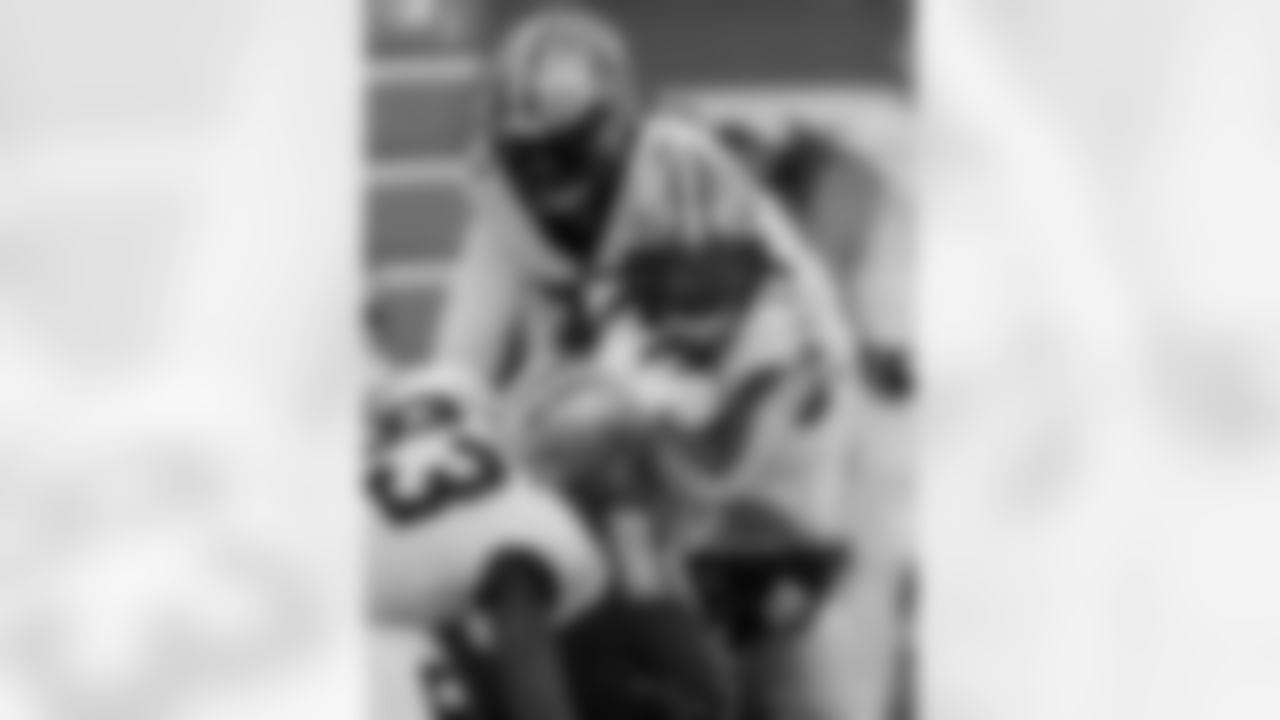 RB alvin Kamara (41) catches the ball during the New Orleans Saints game against the New York Giants for Week 14 of the 2024 NFL Season on Dec. 8, 2024 at MetLife Stadium.