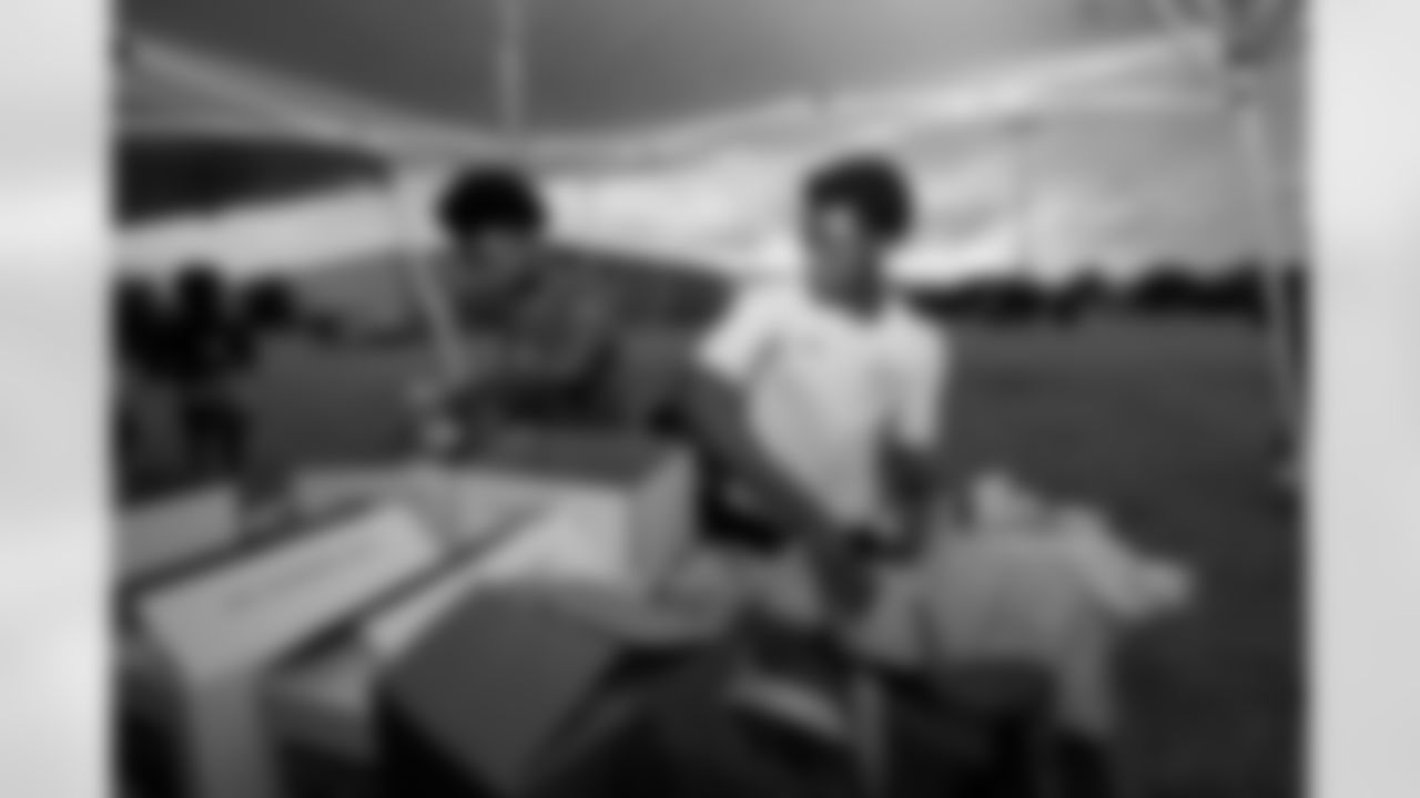 New Orleans Saints linebacker Demario Davis and his Devoted Dreamers Foundation team up with 18th Ward and Clover for a food drive to help fight hunger in the New Orleans area. Demario and his wife Tamela joined volunteers at the park at Duplessis and Foy Streets to accept canned goods, non-perishables, and toiletries to help families in need on Monday, Nov. 24, 2025. (Michael DeMocker/ New Orleans Saints)