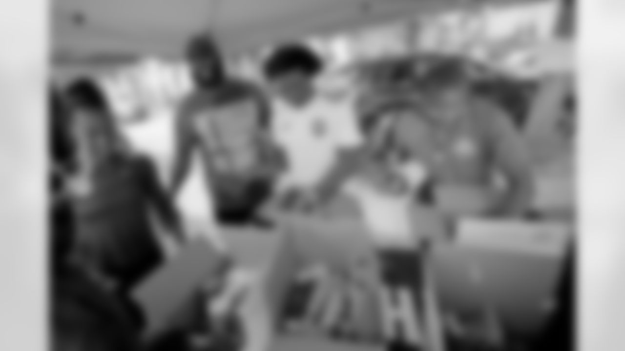 New Orleans Saints linebacker Demario Davis and his Devoted Dreamers Foundation team up with 18th Ward and Clover for a food drive to help fight hunger in the New Orleans area. Demario and his wife Tamela joined volunteers at the park at Duplessis and Foy Streets to accept canned goods, non-perishables, and toiletries to help families in need on Monday, Nov. 24, 2025. (Michael DeMocker/ New Orleans Saints)