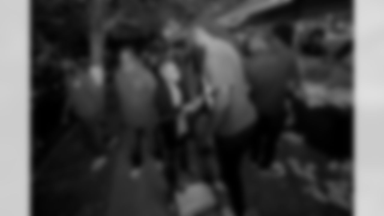 New Orleans Saints linebacker Demario Davis and his Devoted Dreamers Foundation team up with 18th Ward and Clover for a food drive to help fight hunger in the New Orleans area. Demario and his wife Tamela joined volunteers at the park at Duplessis and Foy Streets to accept canned goods, non-perishables, and toiletries to help families in need on Monday, Nov. 24, 2025. (Michael DeMocker/ New Orleans Saints)