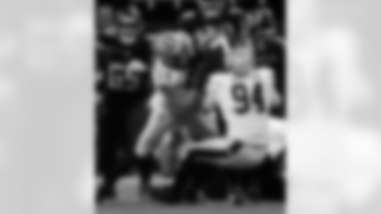 DE Cam Jordan (94) makes a tackle during the New Orleans Saints game against the Atlanta Falcons for Week 18 of the 2025 NFL season on Jan. 4, 2026 at Mercedes-Benz Stadium.