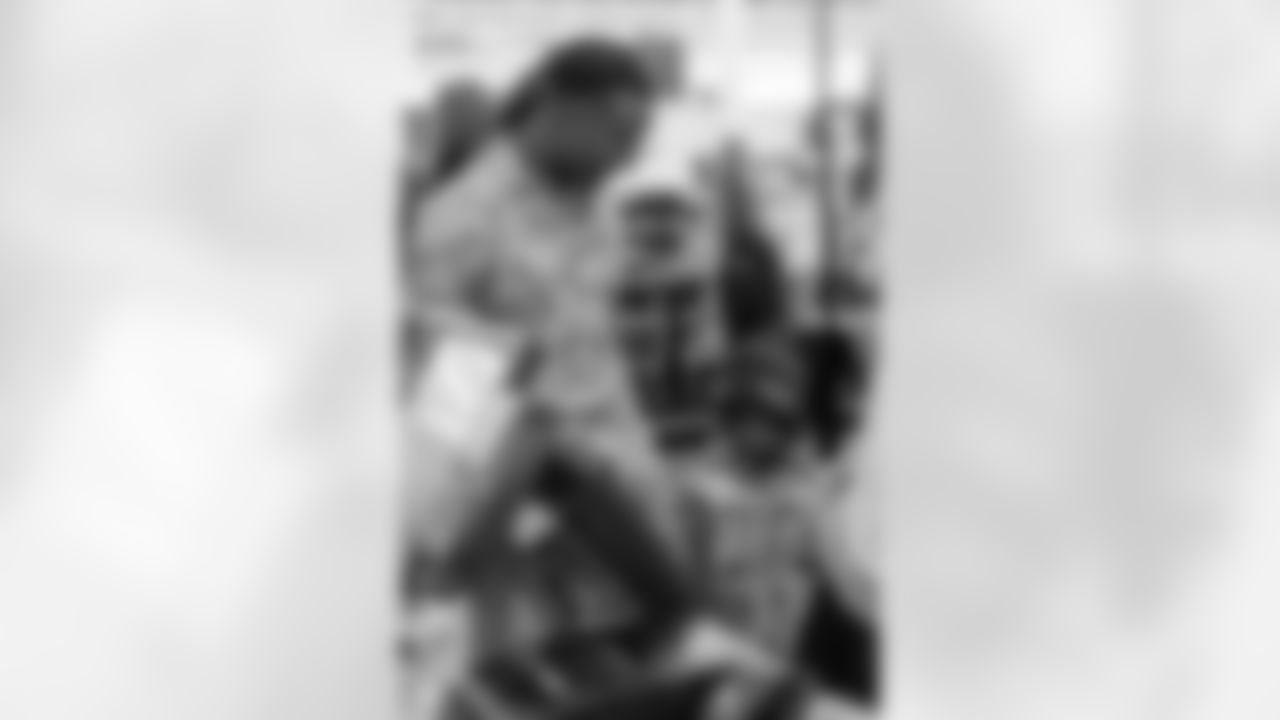 New Orleans Saints safety Justin Reid teamed up with Heroes of New Orleans for their annual holiday blitz shopping spree on Monday, Dec. 15, 2025.