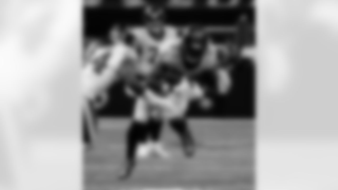 TE Juwan Johnson (83) attempts to break away during the New Orleans Saints game against the New York Jets for Week 16 of the 2025 NFL season on Dec. 21, 2025 at the Caesars Superdome.