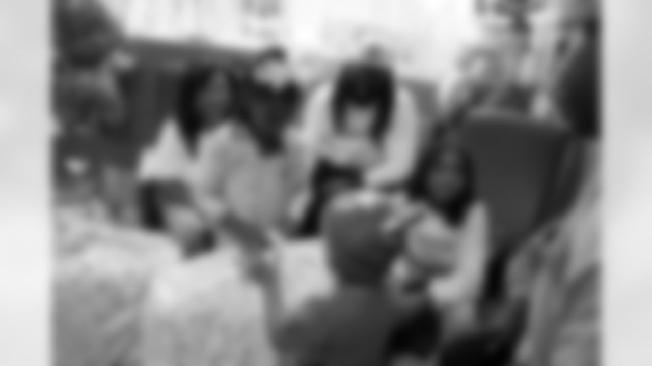 New Orleans Saints linebacker Demario Davis and his family delivered toys and gifts to children receiving care in the Ochsner Children's Pediatric Hematology/Oncology unit on Dec. 22, 2025.