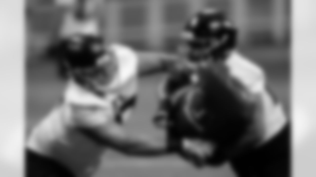 Atlanta Falcons offensive linemen Jalen Mayfield (77), left, and Barry Wesley (69) work during the NFL team's football practice, Friday, June 2, 2023, in Atlanta.