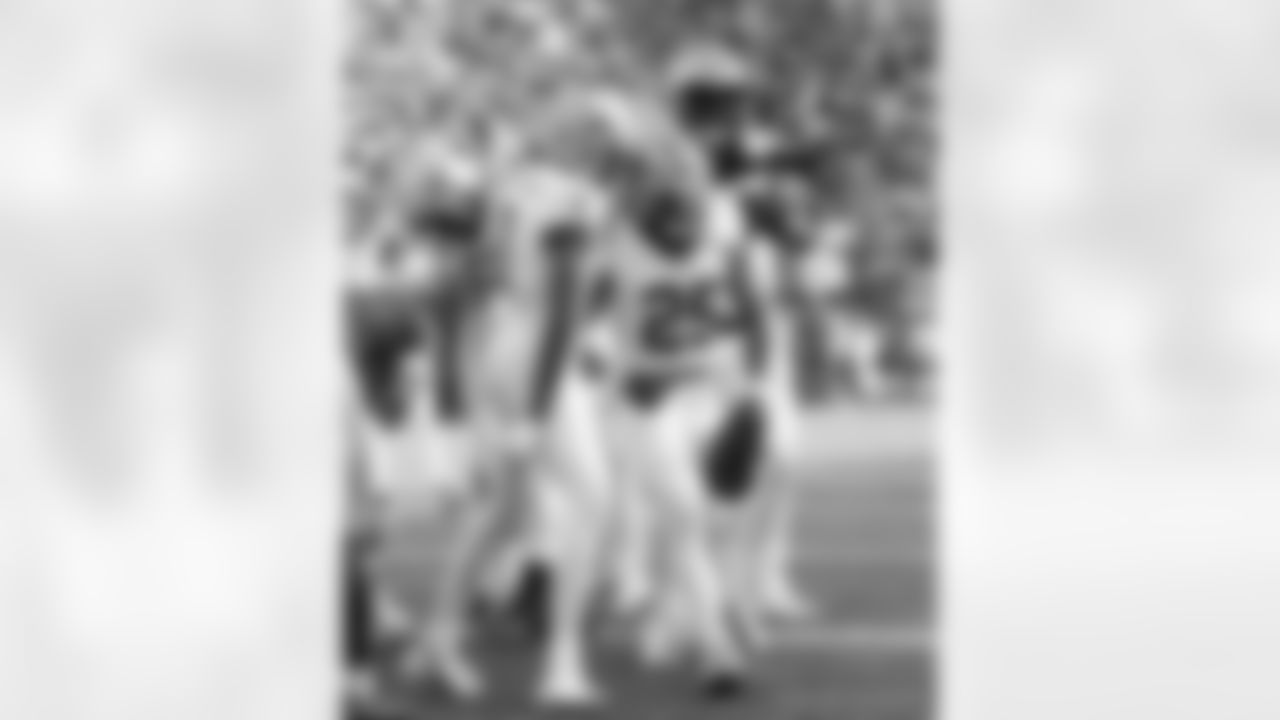 RB Kendre Miller (25) scores a touchdown during the New Orleans Saints game against the New York Giants for Week 14 of the 2024 NFL Season on Dec. 8, 2024 at MetLife Stadium.