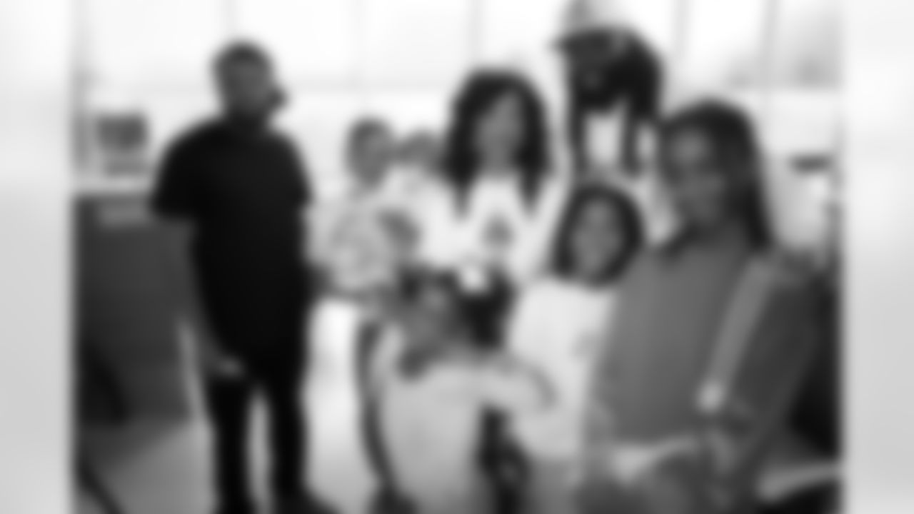 New Orleans Saints linebacker Demario Davis and his family delivered toys and gifts to children receiving care in the Ochsner Children's Pediatric Hematology/Oncology unit on Dec. 22, 2025.