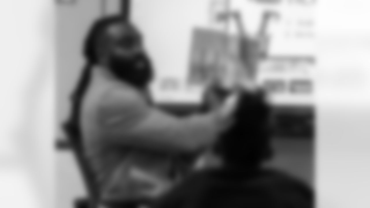 New Orleans Saints linebacker Demario Davis and his Devoted Dreamers Foundation teamed up with Ochsner to donate books and read to students during their Laureate Academy Book Fair on Tuesday, Dec. 9, 2025.