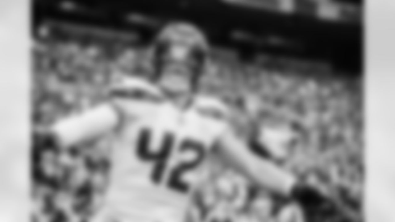 Seahawks linebacker Drake Thomas (42)