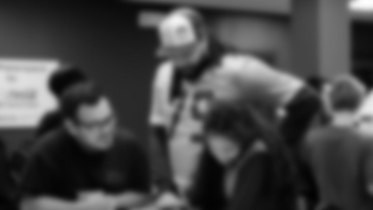 Seahawks Legend Garry Gilliam and Seahawks Dancers surprised teens at the Lake Hills Boys & Girls Club for a fun afternoon of Seahawks activities and crafting. One lucky winner also went home with two tickets to the Divisional Playoff game!