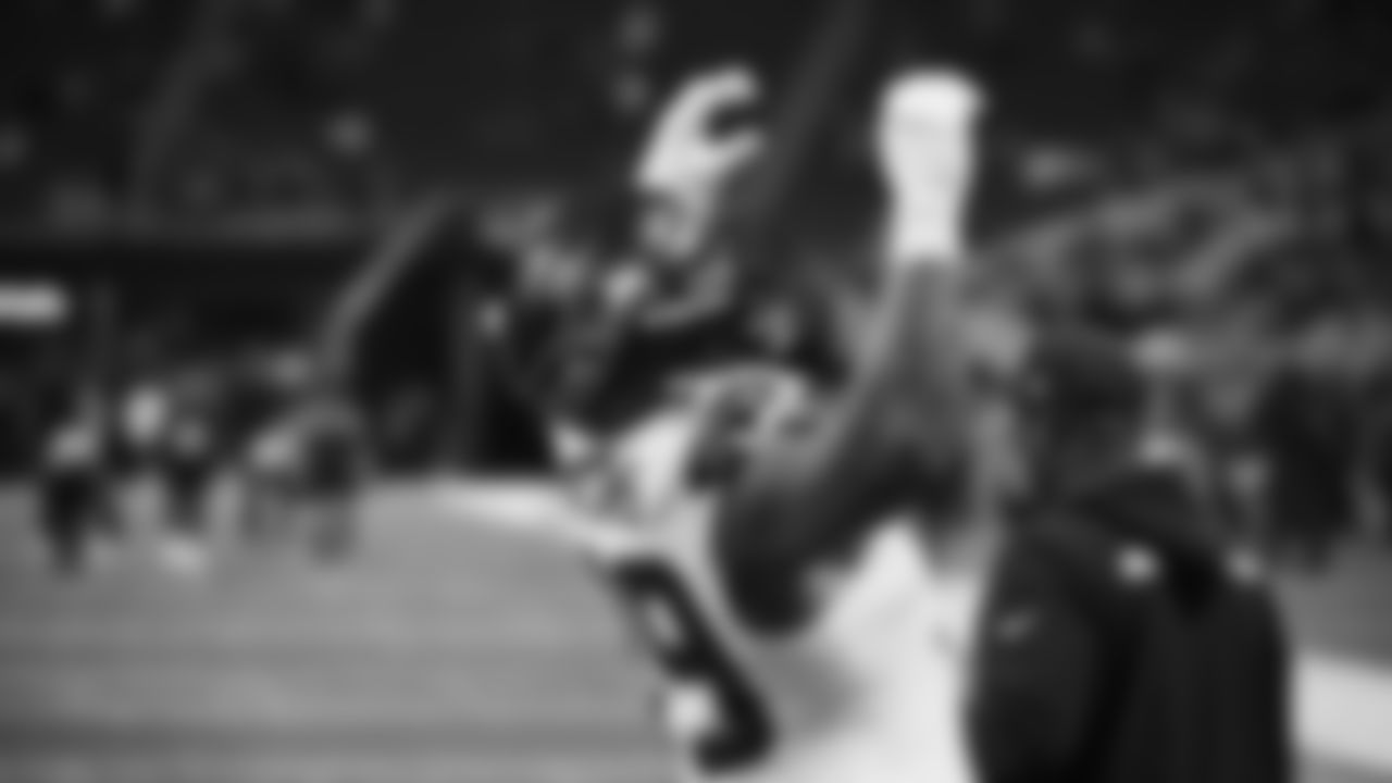 Seahawks defensive end Leonard Williams (99) warms up at Mercedes-Benz Stadium for the Week 14 matchup vs. the Atlanta Falcons.