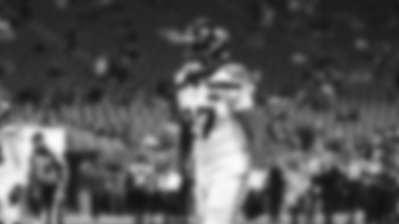 Seahawks cornerback Riq Woolen (27) warms up at Mercedes-Benz Stadium for the Week 14 matchup vs. the Atlanta Falcons.