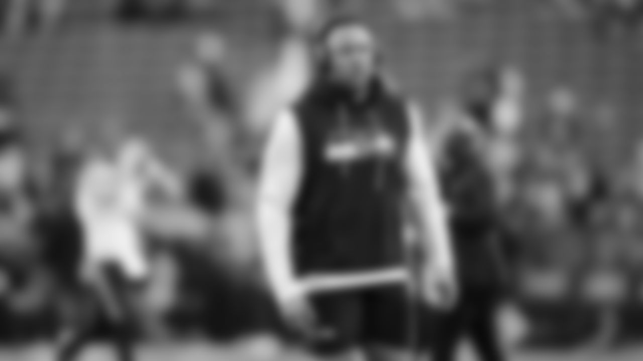 Seahawks linebacker Uchenna Nwosu (7) warms up at Levi's Stadium for the Week 18 matchup vs. the 49ers.