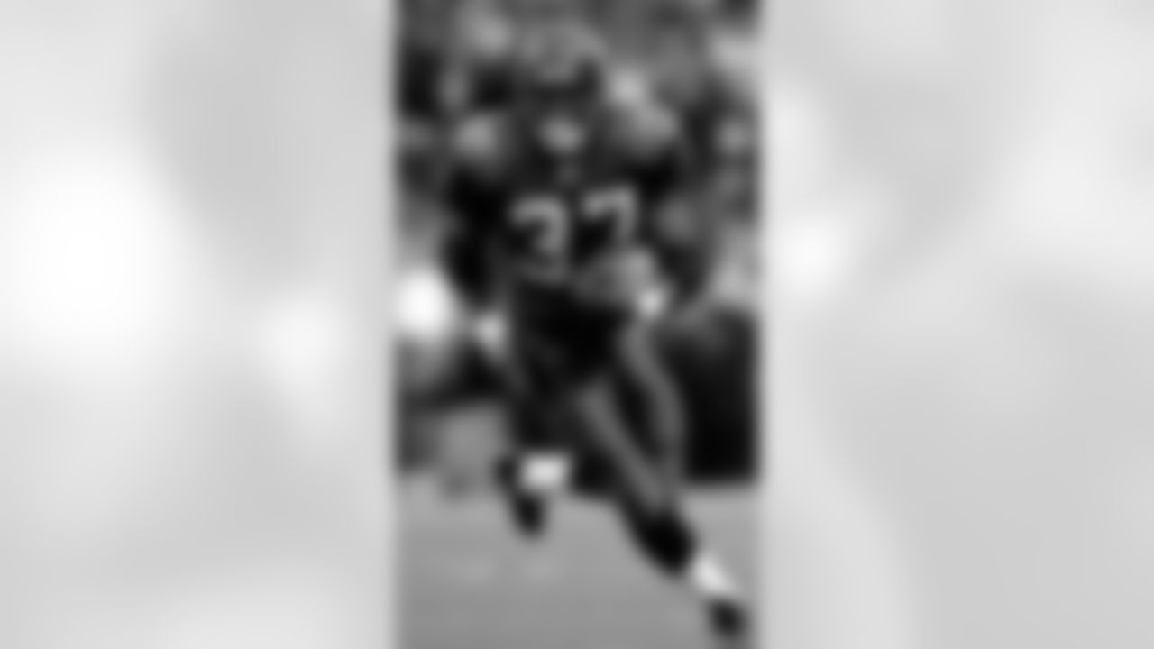 Seattle Seahawks running back Shaun Alexander carries the ball during the NFC championship football game against the Carolina Panthers in Seattle, Sunday, Jan. 22, 2006. (AP Photo/Jeff Chiu)