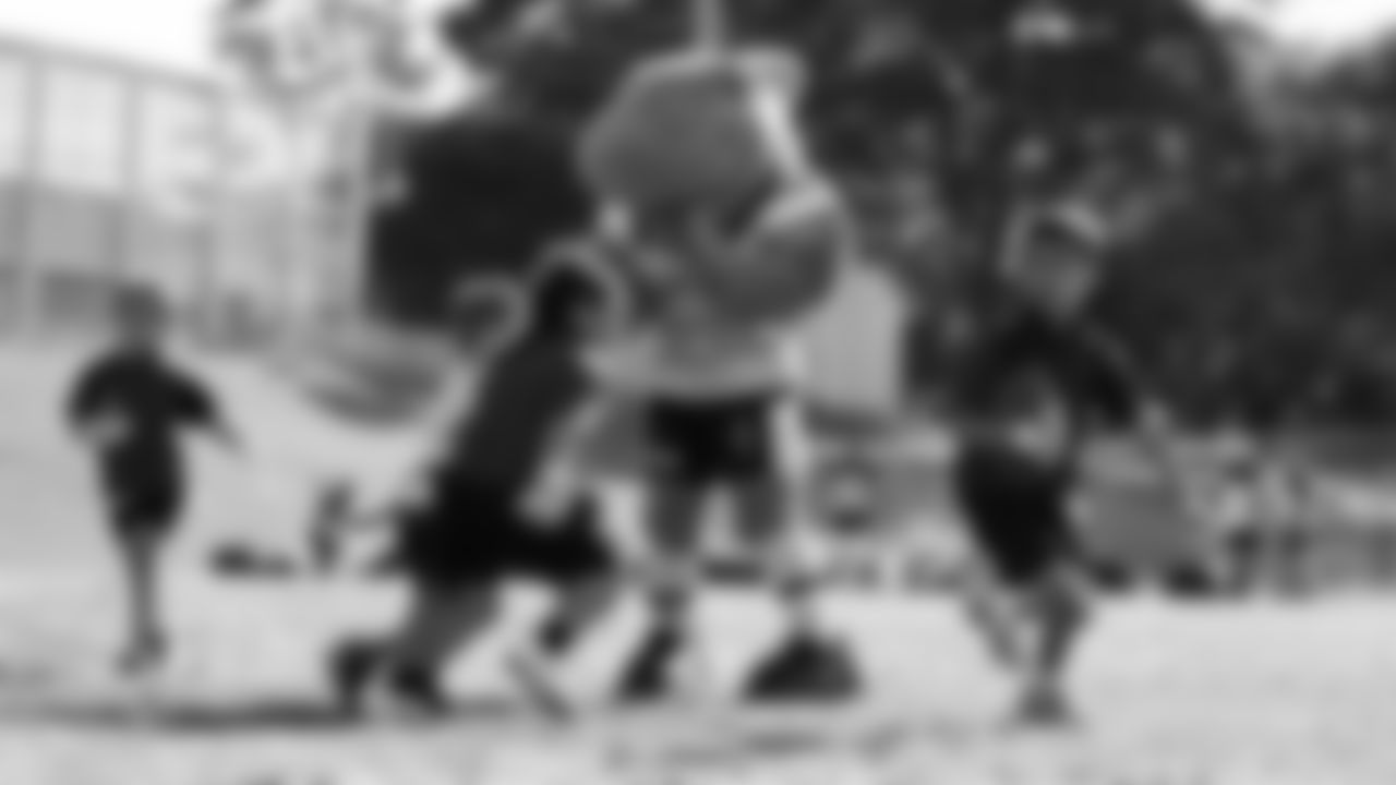 During a visit to Australia, Seahawks Legend Cliff Avril and Blitz stopped by the Kurranulla Aboriginal Corporation Community Center to play flag football and rugby alongside the Cronulla Sharks.