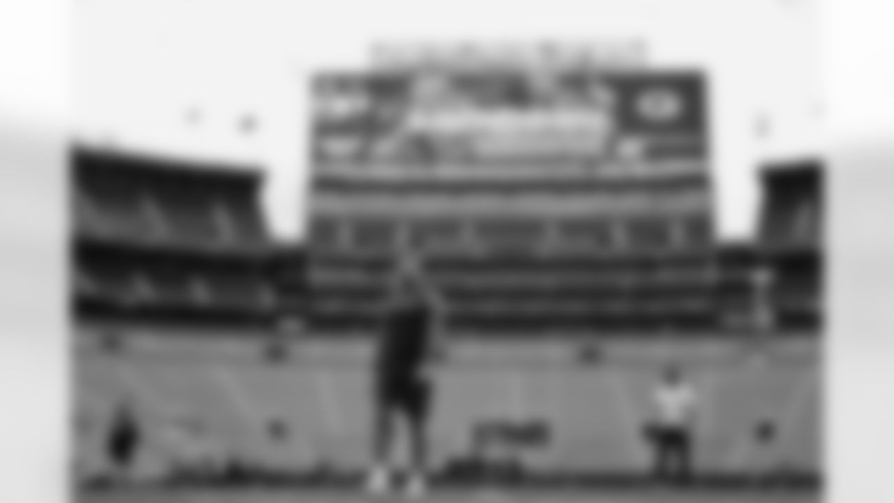 Seahawks tight end Elijah Arroyo (18) warms up at Lambeau Field for the preseason Week 3 matchup vs. the Green Bay Packers.