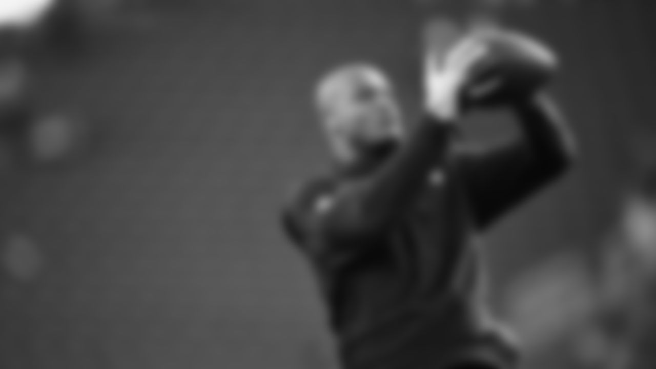 Seahawks running back Kenneth Walker III (9) warms up at Levi's Stadium for the Week 18 matchup vs. the 49ers.