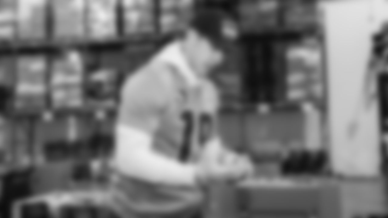 Seahawks Legend Bryan Walters, Dancers, Blitz and volunteers helped sort 4,800 pounds of action green apples at the Food Lifeline distribution center on January 22, 2026.