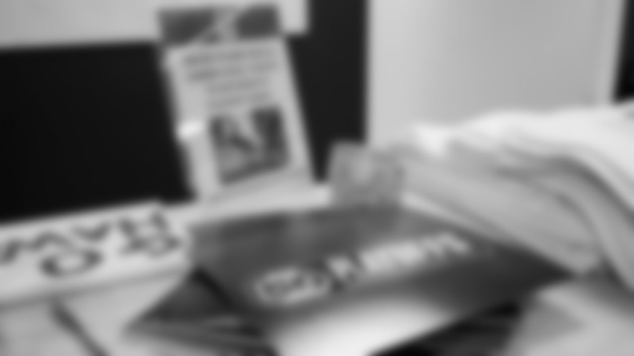 Seahawks Legend Garry Gilliam and Seahawks Dancers surprised teens at the Lake Hills Boys & Girls Club for a fun afternoon of Seahawks activities and crafting. One lucky winner also went home with two tickets to the Divisional Playoff game!