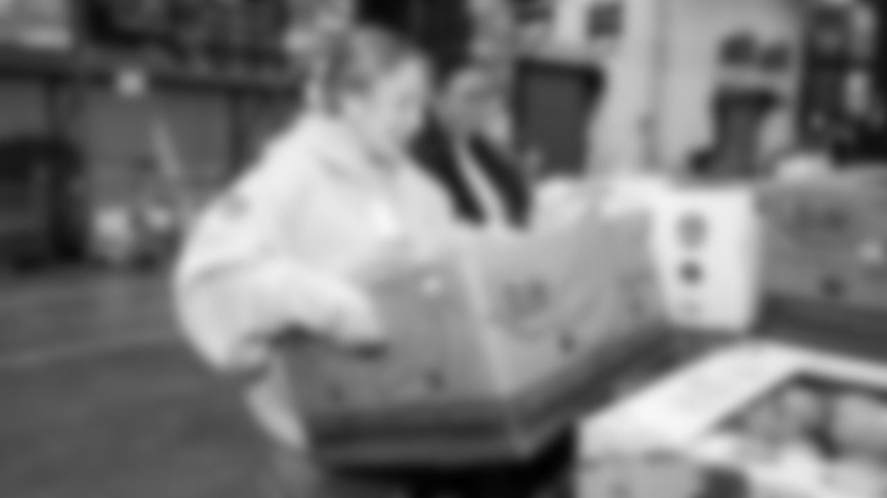 Seahawks Legend Bryan Walters, Dancers, Blitz and volunteers helped sort 4,800 pounds of action green apples at the Food Lifeline distribution center on January 22, 2026.