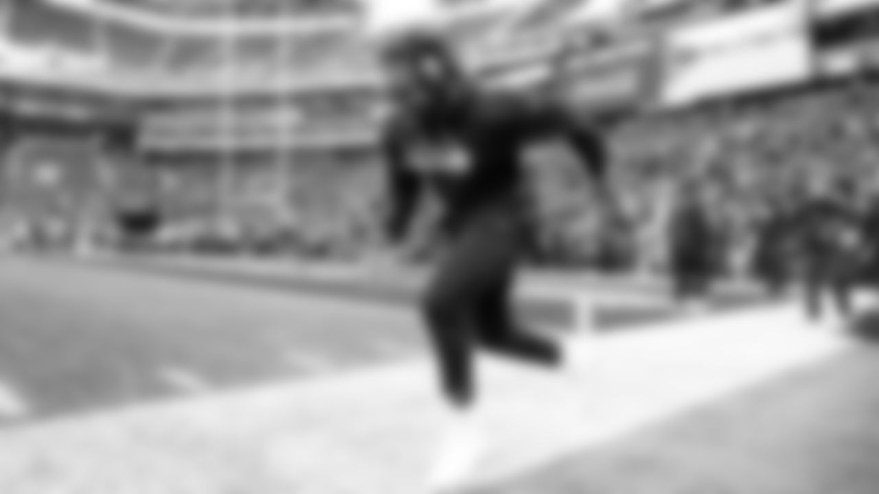 Seahawks linebacker Boye Mafe does sprint work before the game.