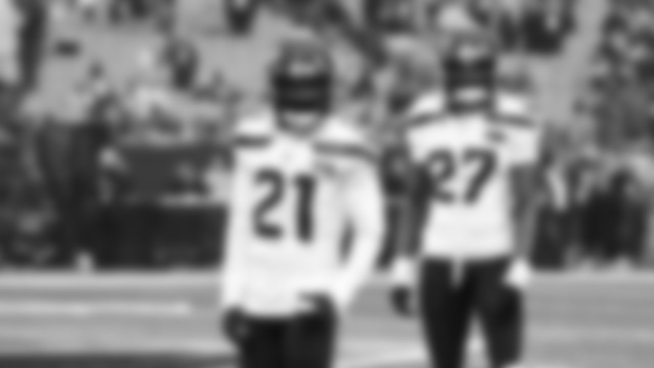 Seahawks cornerback Devon Witherspoon (21) warms up at Bank of America Stadium for the Week 17 matchup vs. Panthers on December 28, 2025.